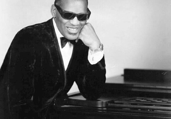 640px-Ray_Charles_classic_piano_pose