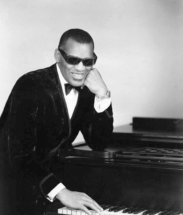 640px-Ray_Charles_classic_piano_pose
